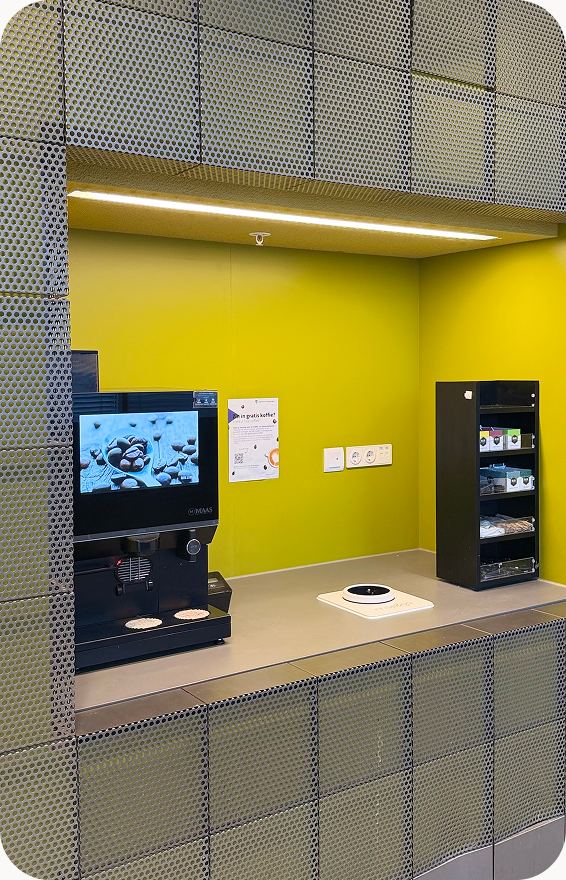 PantryRinser in het werkblad van een pantry bij de Hogeschool van Amsterdam, naast de koffiemachine